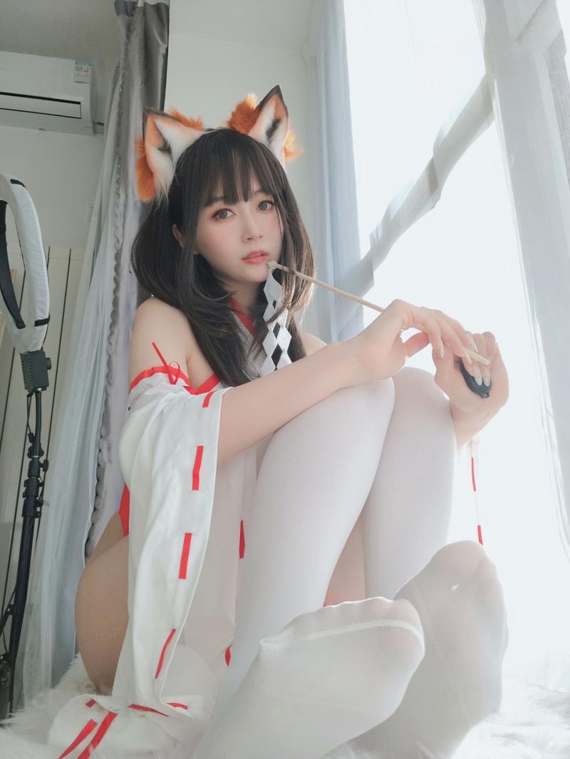[Cosplay] 小姐姐白银 – 神社小狐狸
